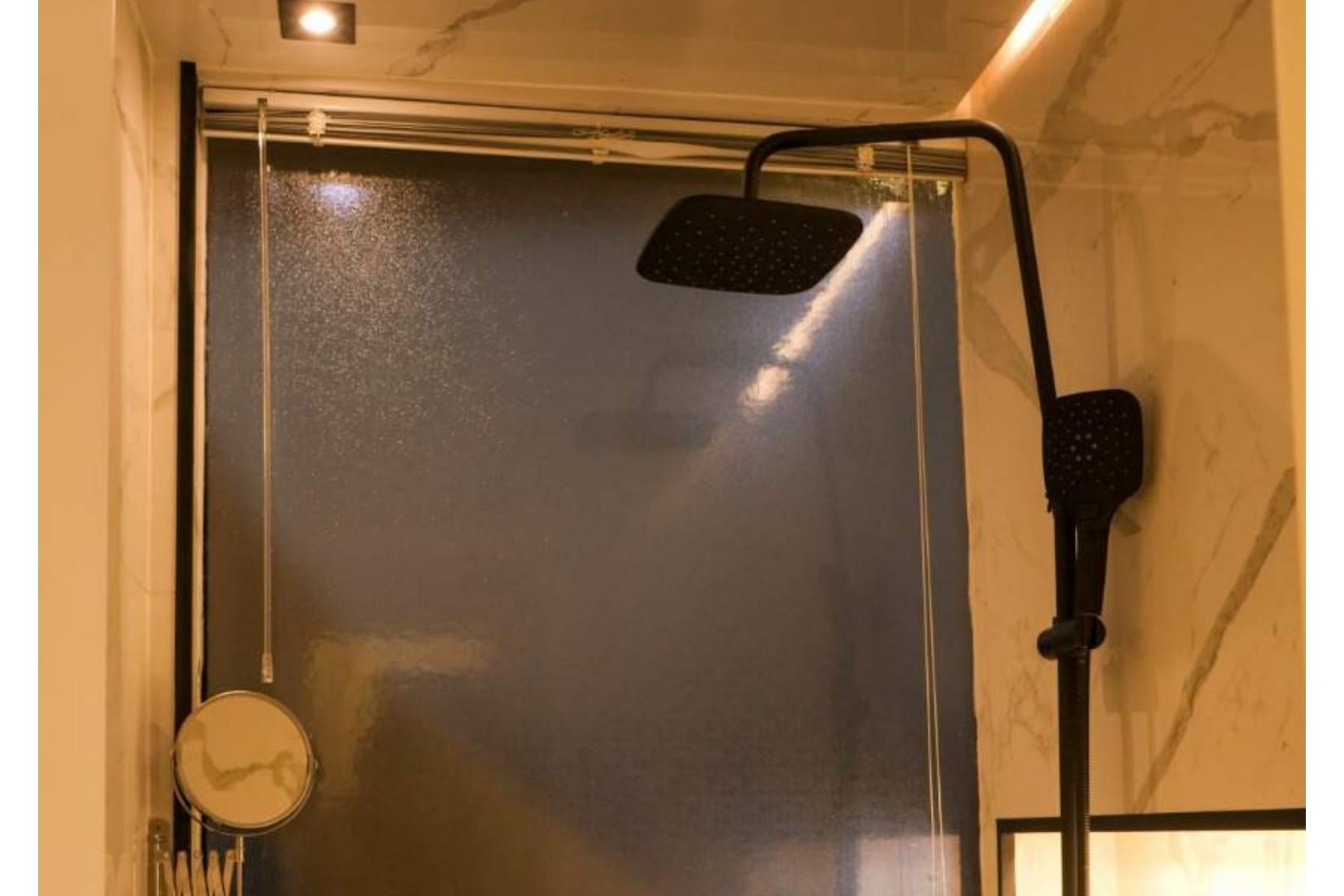 House Boat 80 ft Yacht: Modern Shower Area