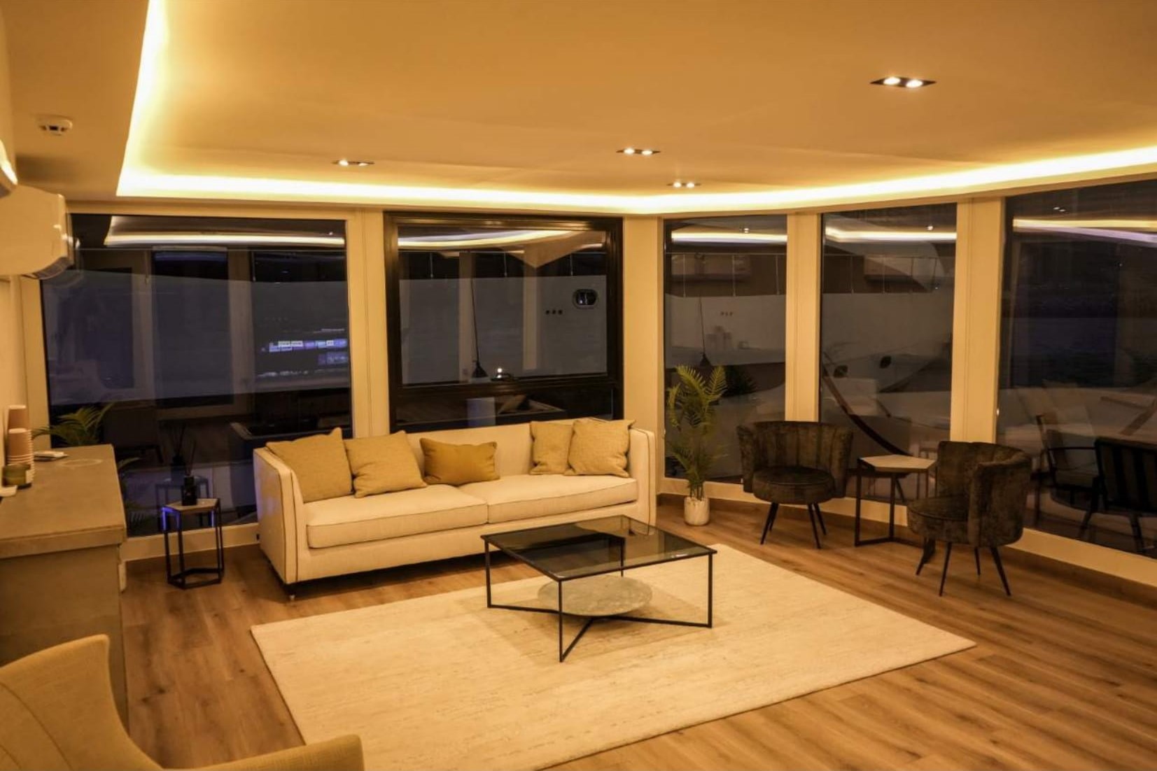 House Boat 80 ft Yacht: Cozy Indoor Lounge